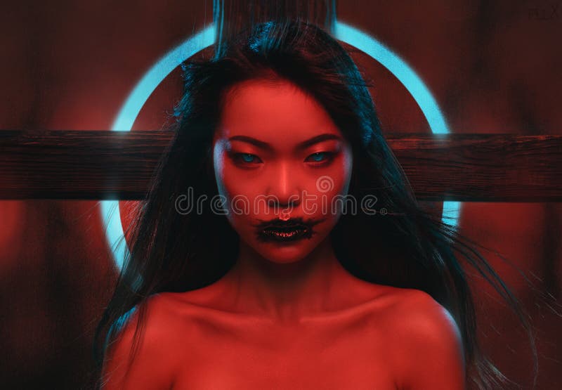 Frau mit ausdrucksvollem dunklem Make-up stockfoto
