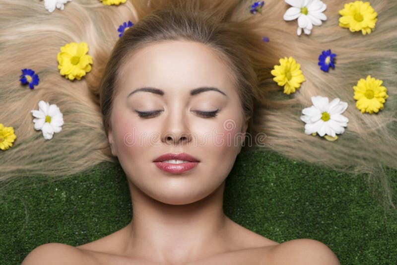 Portrait mit Blumen stockbild. Bild von gesundheit, brünette - 8438971