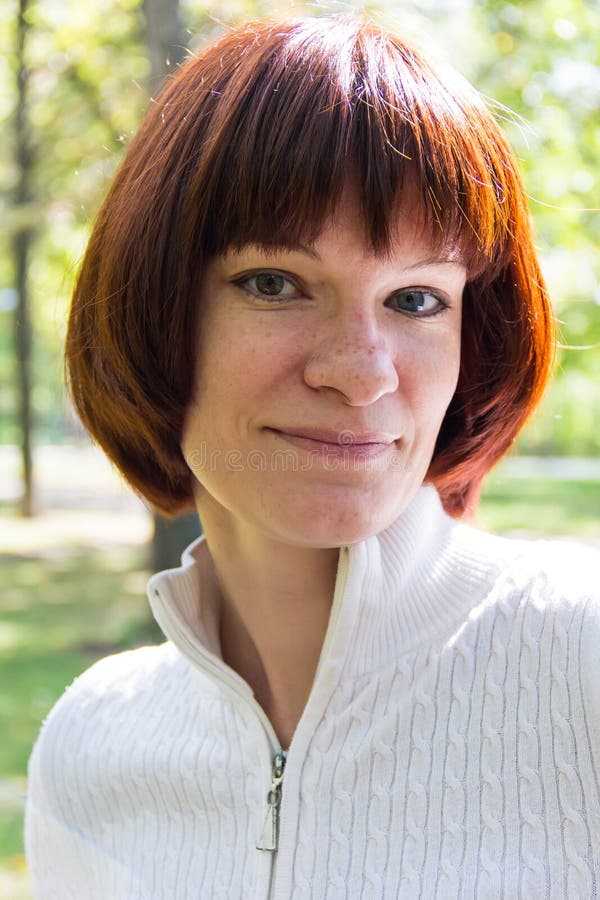 Frau mit dem braunen Haar stockbild. Bild von haar, braun - 83438551