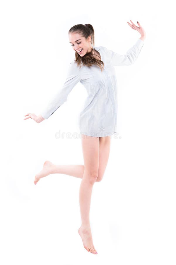 Frau mit dem langem Beinspringen. Lokalisiert auf weißem Hintergrund stockfotografie Frau mit dem langem Beinspringen. Lokalisiert auf weißem Hintergrund stockfotografie