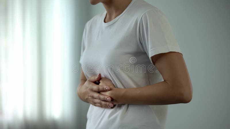 Frau mit dem rührenden Bauch der Magenschmerzen, leiden unter Gastritis, Pancreatitis lizenzfreie stockbilder Frau mit dem rührenden Bauch der Magenschmerzen, leiden unter Gastritis, Pancreatitis lizenzfreie stockbilder