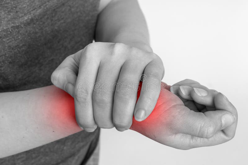 Frau mit den Handgelenkschmerz hält ihre schmerzende Hand lizenzfreie stockfotos Frau mit den Handgelenkschmerz hält ihre schmerzende Hand lizenzfreie stockfotos