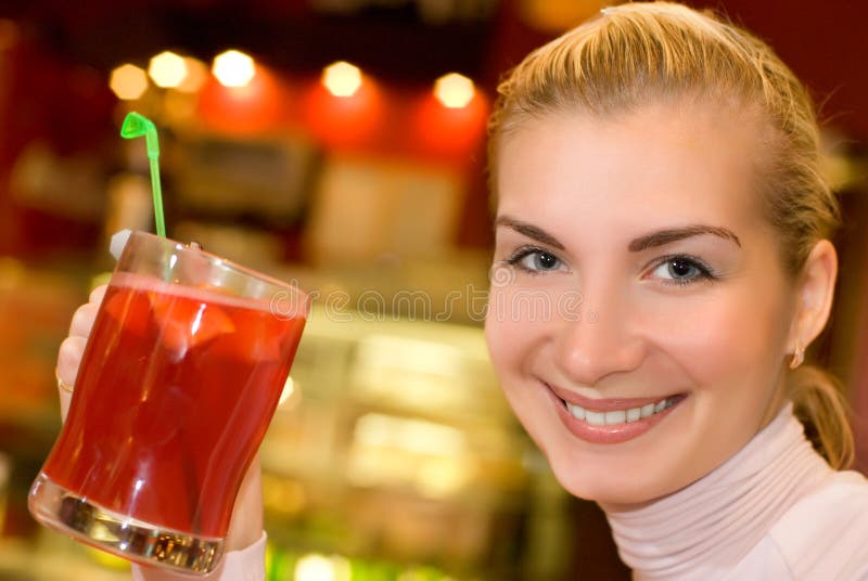Frau mit einem Cuptee stockfotografie Frau mit einem Cuptee stockfotografie