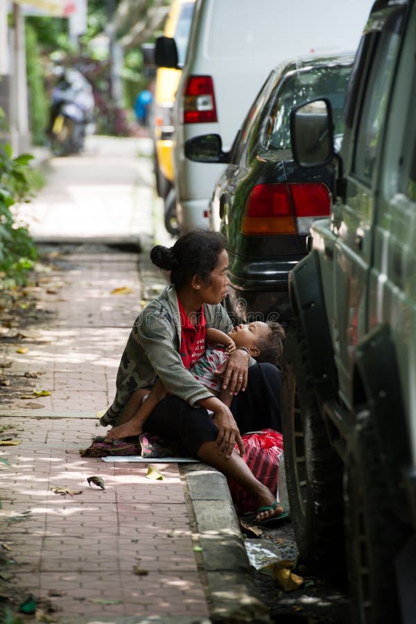 Frau mit einem Kind auf einer Beschränkung in Bali, Indonesien stockfotos Frau mit einem Kind auf einer Beschränkung in Bali, Indonesien stockfotos