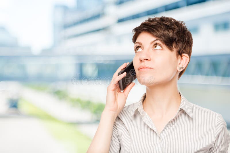 Frau mit einem Telefon, das Leerraum betrachtet stockfotografie Frau mit einem Telefon, das Leerraum betrachtet stockfotografie