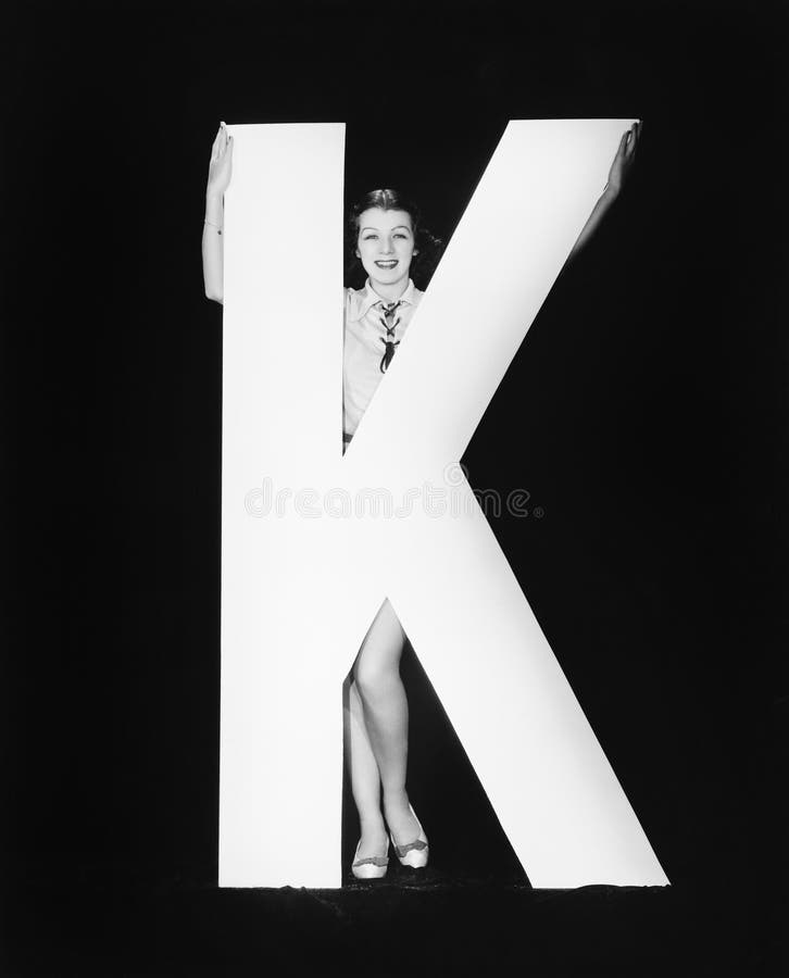 Frau mit enormem Buchstaben K (alle dargestellten Personen sind nicht längeres lebendes und kein Zustand existiert Lieferantengar