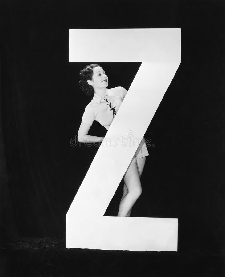 Frau mit enormem Buchstaben Z (alle dargestellten Personen sind nicht längeres lebendes und kein Zustand existiert Lieferantengar
