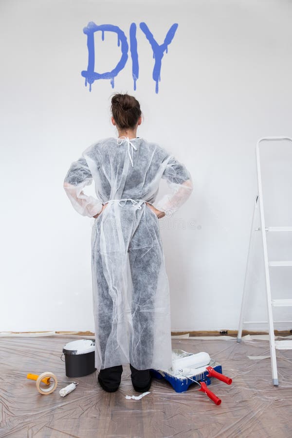 Frau mit frischer gemalter Wand lizenzfreie stockbilder Frau mit frischer gemalter Wand lizenzfreie stockbilder