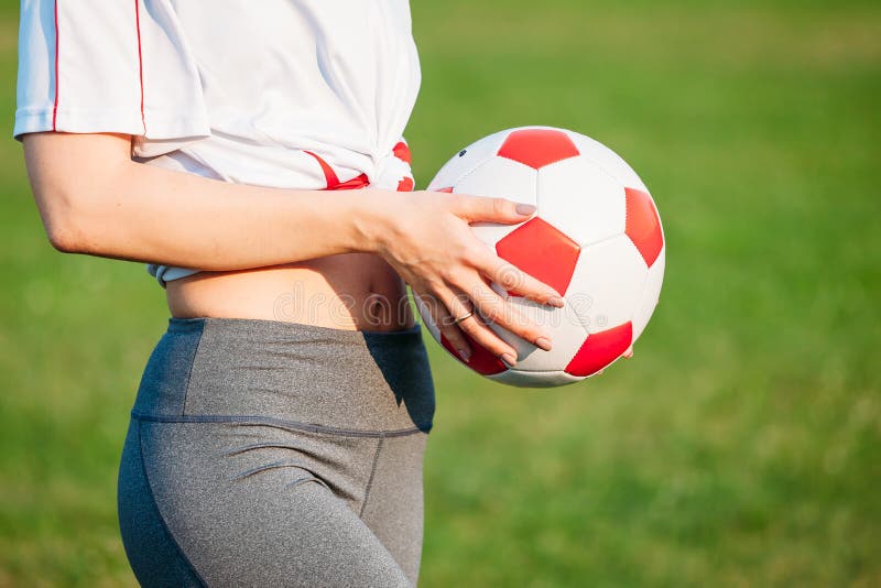 Frau mit Fußballkopienraum Nahaufnahme Fußballspielkonzept stockbilder Frau mit Fußballkopienraum Nahaufnahme Fußballspielkonzept stockbilder