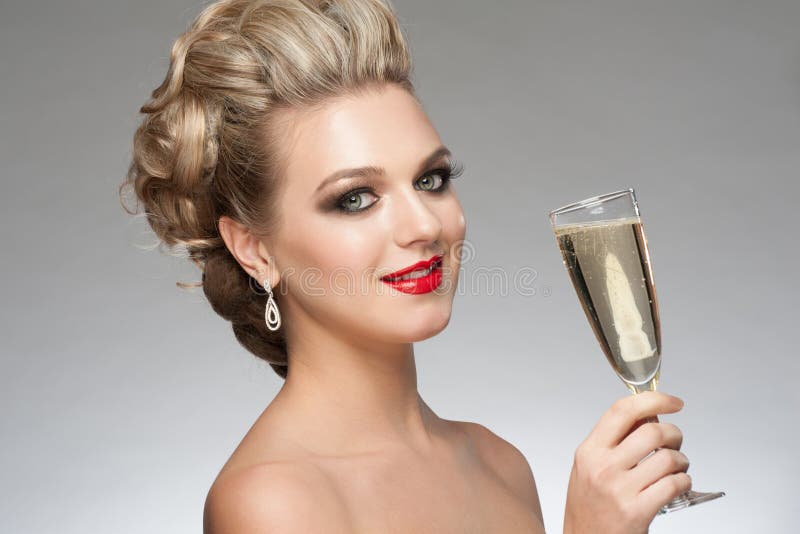 Frau mit Glas Champagner lizenzfreie stockfotografie Frau mit Glas Champagner lizenzfreie stockfotografie