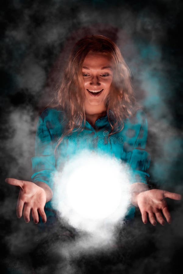 Frau mit hellem Bereich zwischen ihren Palmen, geistige Energie lizenzfreie stockfotografie Frau mit hellem Bereich zwischen ihren Palmen, geistige Energie lizenzfreie stockfotografie