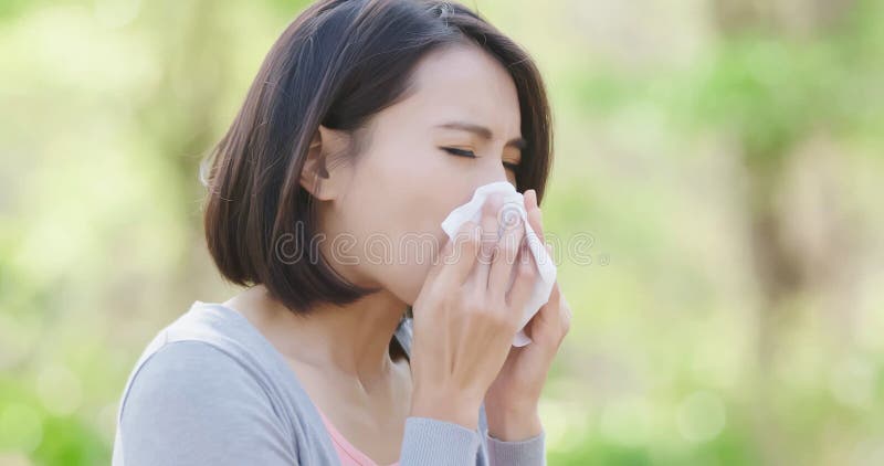 Frau mit Heuschnupfen stockfotos
