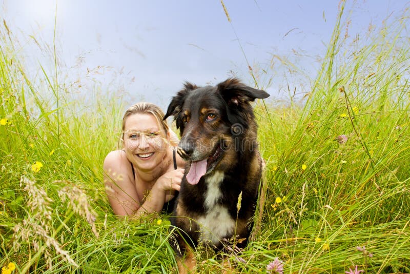 Frau Mit Einem Hund, Der Auf Dem Gebiet Liegt Stockbild Bild von