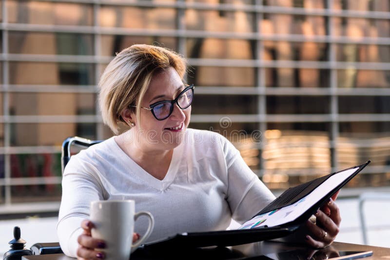 Frau mit Kaffee- und Beratungsunterlagen lizenzfreie stockfotografie