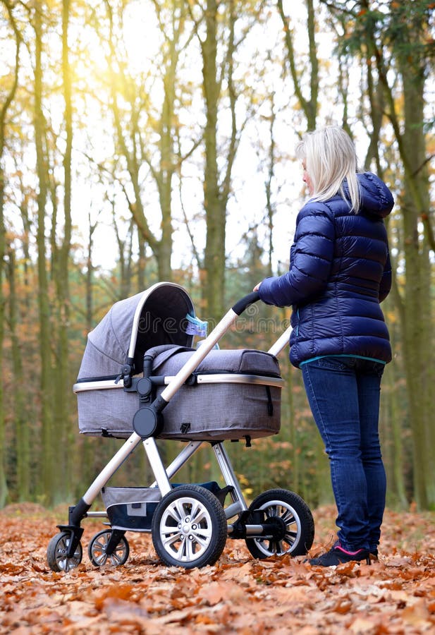 Frau mit Kinderwagen lizenzfreie stockbilder Frau mit Kinderwagen lizenzfreie stockbilder