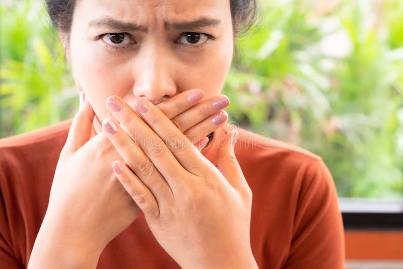 Frau mit Konzept des Mundgeruchbedeckungsmund-übleren Mundgeruchs
