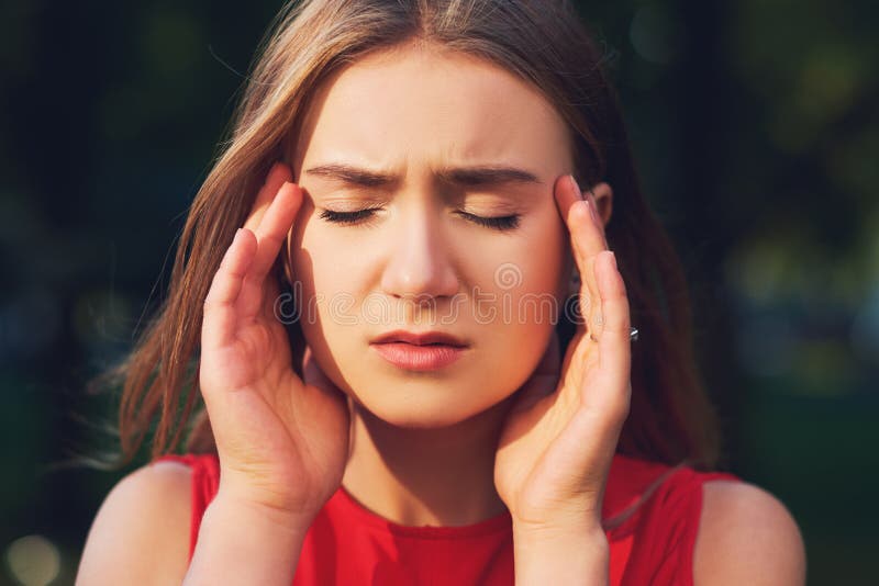 Frau mit Kopfschmerzen, Migräne oder Druck