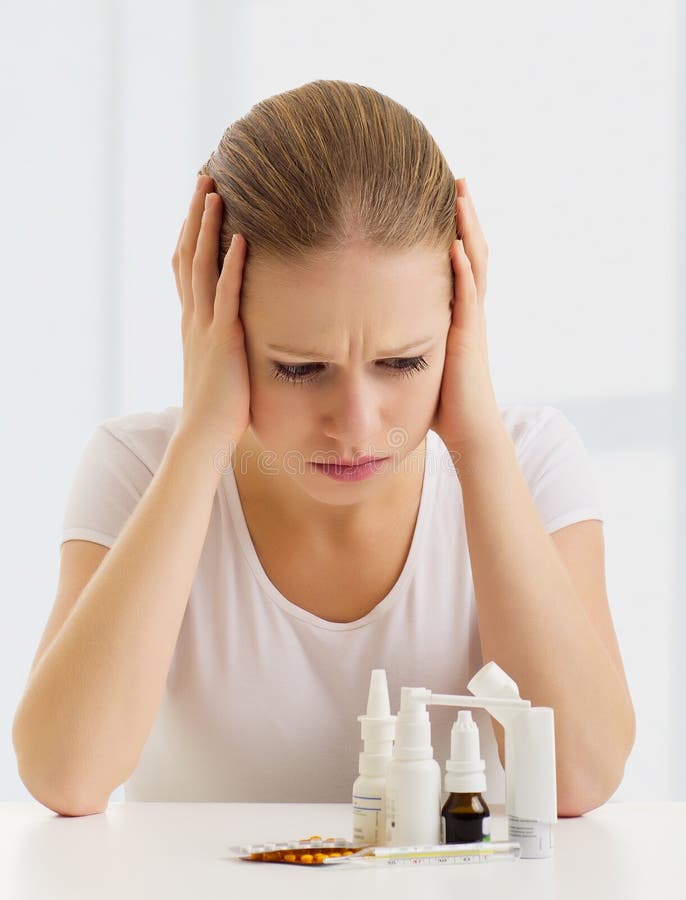 Frau Mit Kopfschmerzen Und Einer Grippe Und Mit Medizin Stockbild