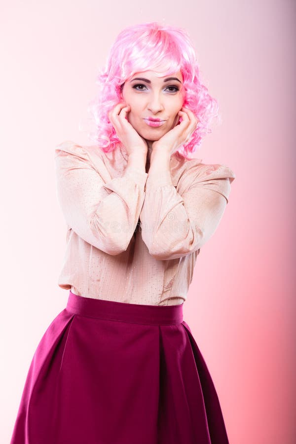Frau mit kreativem Antlitz der rosa Perücke stockfotografie