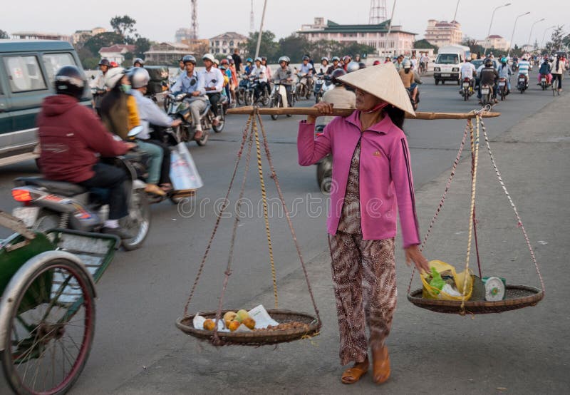 Frau mit Körben in Vietnam stockbilder Frau mit Körben in Vietnam stockbilder