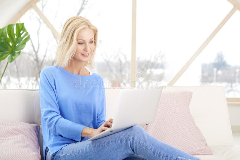 Frau mit Laptop zu Hause lizenzfreie stockbilder Frau mit Laptop zu Hause lizenzfreie stockbilder