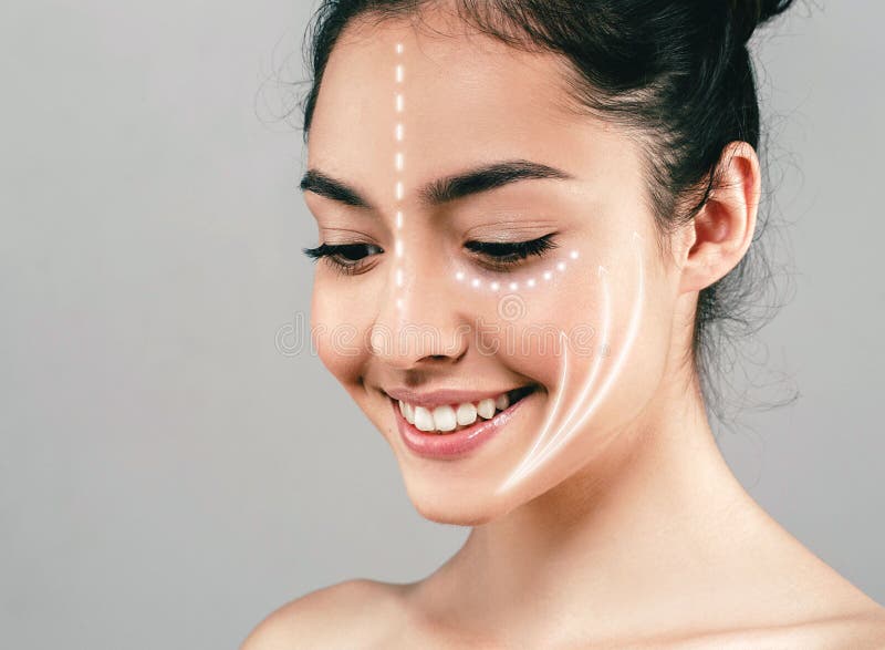 Frau mit plastischer Chirurgie und Massage zeichnet auf Gesicht lizenzfreies stockbild Frau mit plastischer Chirurgie und Massage zeichnet auf Gesicht lizenzfreies stockbild