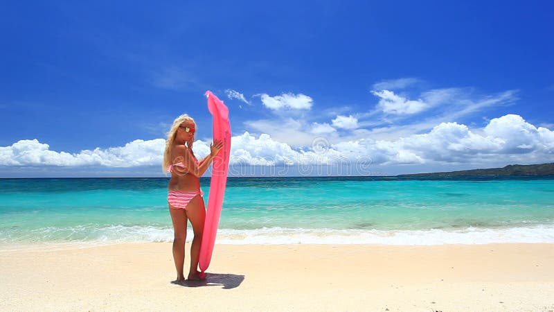 Frau mit rosa Schwimmenmatratze auf tropischem Strand, Boracay