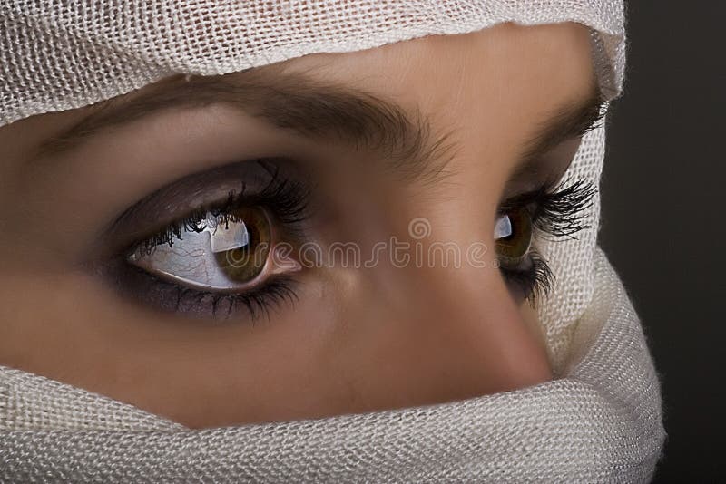 Frau mit Schal auf Gesicht lizenzfreie stockfotos Frau mit Schal auf Gesicht lizenzfreie stockfotos