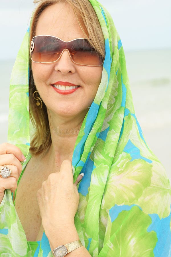Frau mit Schalverpackungsvertikale lizenzfreies stockbild Frau mit Schalverpackungsvertikale lizenzfreies stockbild
