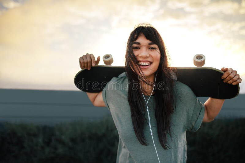Frau mit Skateboard draußen