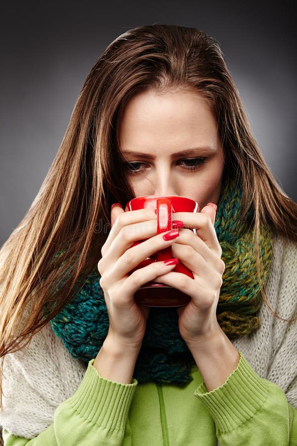 Frau Mit Trinkendem Tee Der Grippe Stockbild - Bild Von Einfrieren, Medizinisch: 49461073