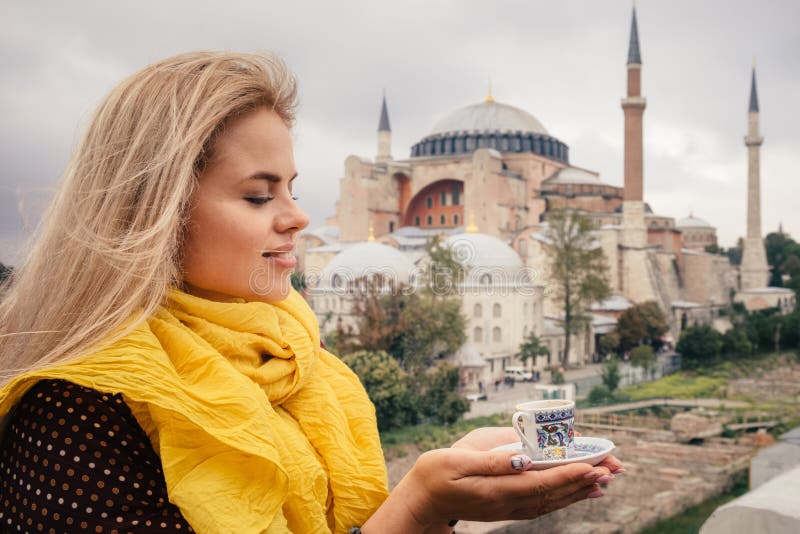 Frau mit türkischem Kaffee auf bacground Hagia Sophia, Istanbul stockfoto Frau mit türkischem Kaffee auf bacground Hagia Sophia, Istanbul stockfoto