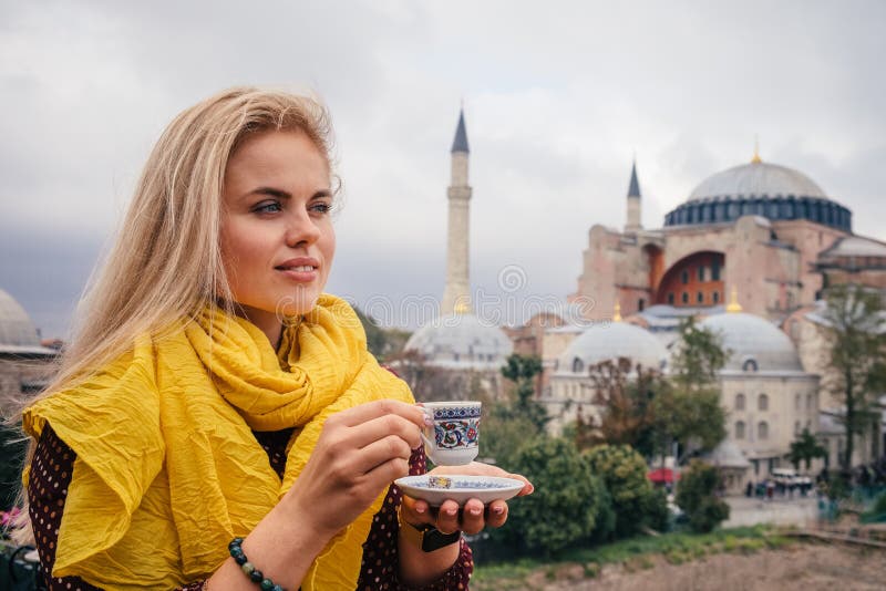 Frau mit türkischem Kaffee auf bacground Hagia Sophia, Istanbul lizenzfreie stockfotos Frau mit türkischem Kaffee auf bacground Hagia Sophia, Istanbul lizenzfreie stockfotos