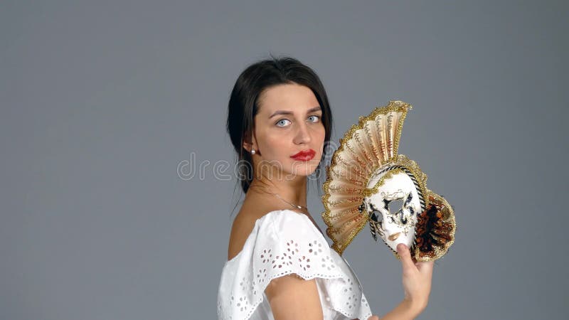 Frau mit venetianischer Schablone