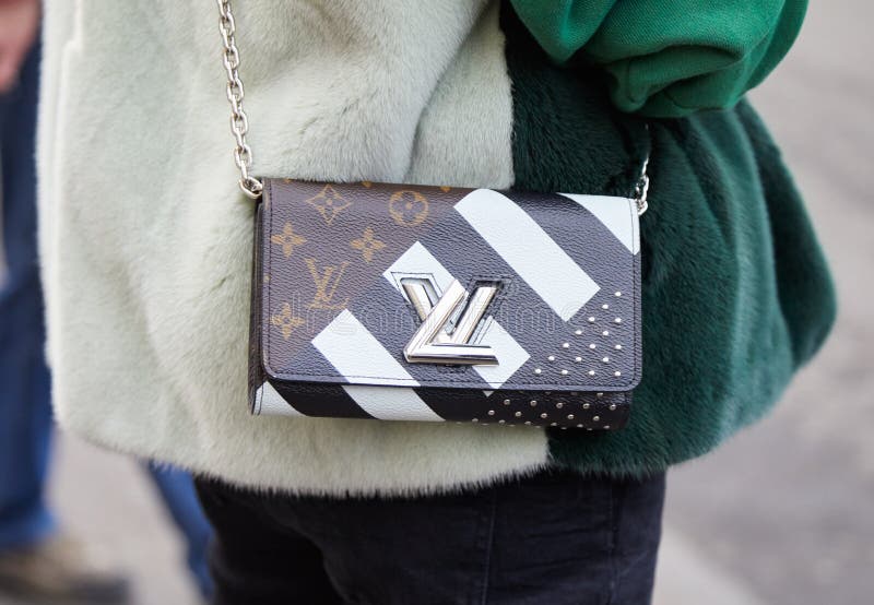 Frau mit kleinem Tasche aus Lubis mit schwarz-weißem Design vor der tods Mode Show milde Mode Woche. 24. Februar : Frau mit kleinem Lubis Vuitton Tasche mit schwarz-weiß Design vor tods Mode zeigen milan Mode Woche Street Stil am 24. Februar 2017 in milan