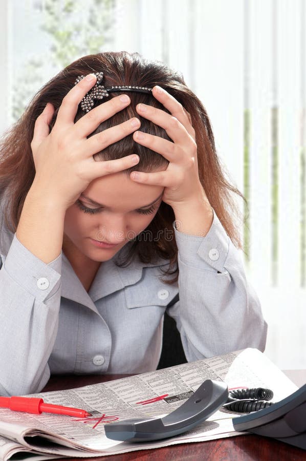 Frau mit Zeitung lizenzfreies stockbild Frau mit Zeitung lizenzfreies stockbild