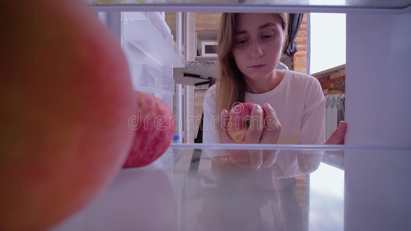 Frau nimmt Obst aus dem Kühlschrank Sicht pov