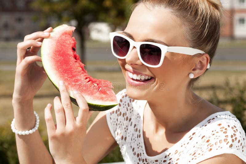 Frau nimmt Wassermelone. Konzept der gesunden und nährenden Nahrung stockbilder Frau nimmt Wassermelone. Konzept der gesunden und nährenden Nahrung stockbilder