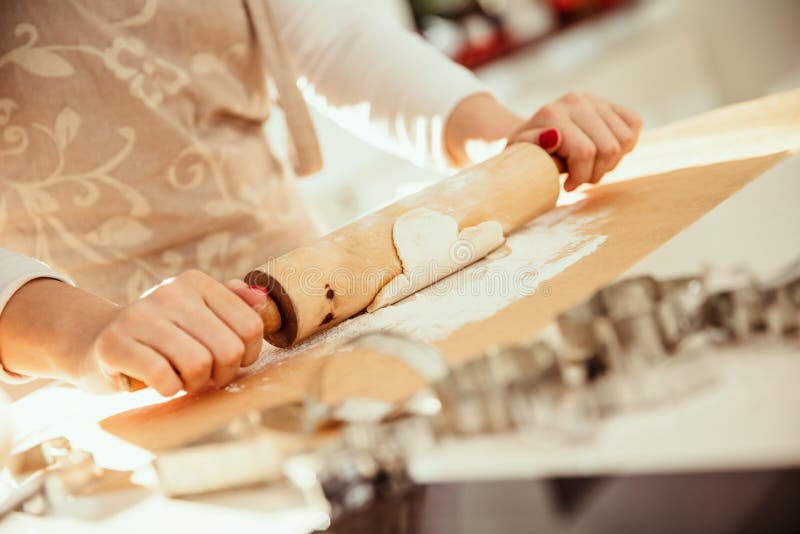 Frau Rolls der Teig lizenzfreies stockbild Frau Rolls der Teig lizenzfreies stockbild