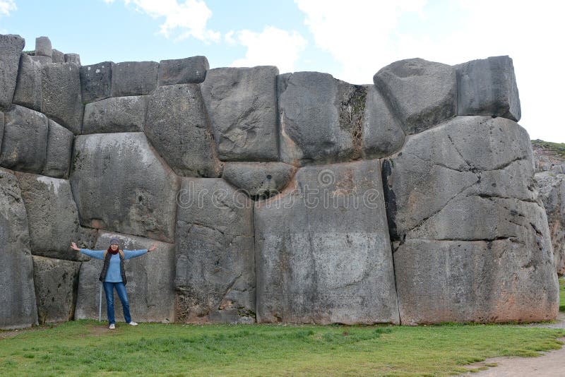 Frau in Sacsayhuaman-Ruinen, Cuzco, Peru lizenzfreies stockfoto Frau in Sacsayhuaman-Ruinen, Cuzco, Peru lizenzfreies stockfoto