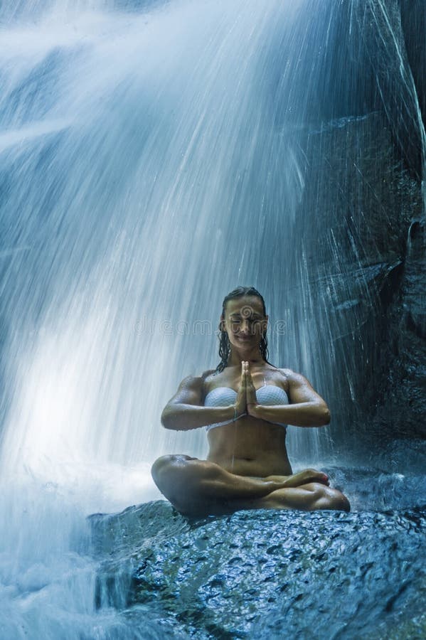 Frau sitzende namaste Yogahaltung in der geistiger Entspannungsruhe und -meditation an erstaunlichem schönem Wasserfall- und Rege lizenzfreie stockfotos Frau sitzende namaste Yogahaltung in der geistiger Entspannungsruhe und -meditation an erstaunlichem schönem Wasserfall- und Rege lizenzfreie stockfotos
