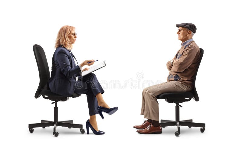 Frau sitzt in einem Bürostuhl und spricht mit einem älteren Mann stockbild