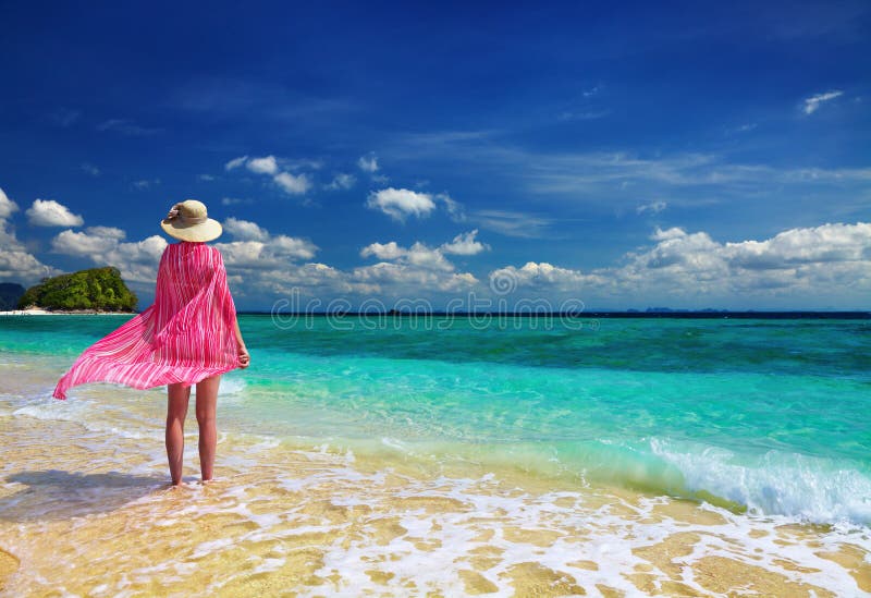 Frau am Strand lizenzfreies stockfoto Frau am Strand lizenzfreies stockfoto