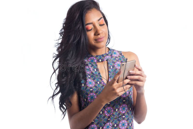 Frau surft das Internet mit dem Handy Earbuds Schwarzer Büstenhalter stockfotografie Frau surft das Internet mit dem Handy Earbuds Schwarzer Büstenhalter stockfotografie
