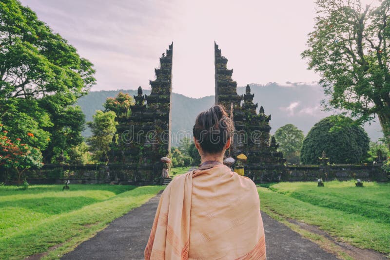 Frau am traditionellen Tor in Bali lizenzfreie stockfotografie Frau am traditionellen Tor in Bali lizenzfreie stockfotografie