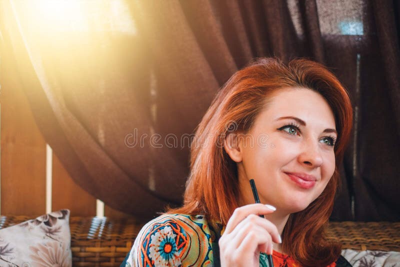 Frau trinkt Limonade am Sommertag stockfotos Frau trinkt Limonade am Sommertag stockfotos