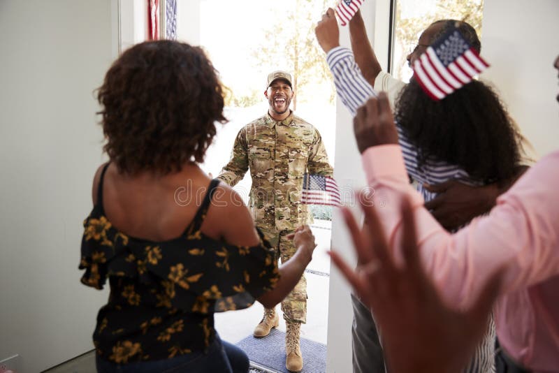 Frau und Familie, die oben durch Haustür zurückgehendes Haus des jungen Afroamerikanersoldaten, Abschluss warten lizenzfreie stockbilder Frau und Familie, die oben durch Haustür zurückgehendes Haus des jungen Afroamerikanersoldaten, Abschluss warten lizenzfreie stockbilder
