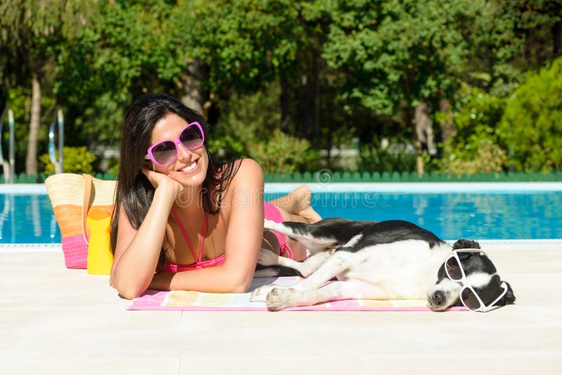 Frau und Hund auf Sommer am Swimmingpool lizenzfreies stockfoto Frau und Hund auf Sommer am Swimmingpool lizenzfreies stockfoto