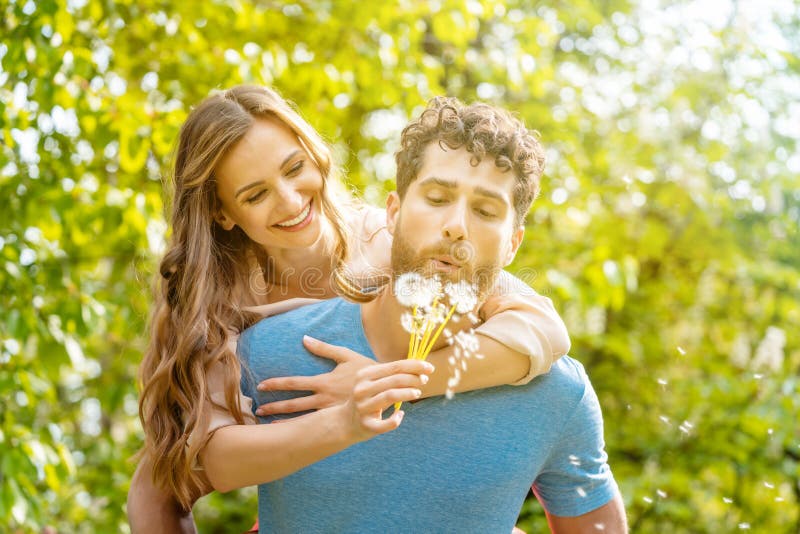 Frau und Mann auf einer Wiese in der romantischen Stimmung lizenzfreies stockfoto