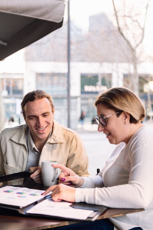 Frau und Mann, die zusammen Kaffee trinken lizenzfreie stockfotografie